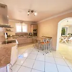 Villa Horizons 3 Etoiles-Spacieuse-Climatisation-Piscine Privee-Terrain De Petanque-Table De Ping-Pong-Quilles-Equipements Sport-Sudsejourconciergerie וילה